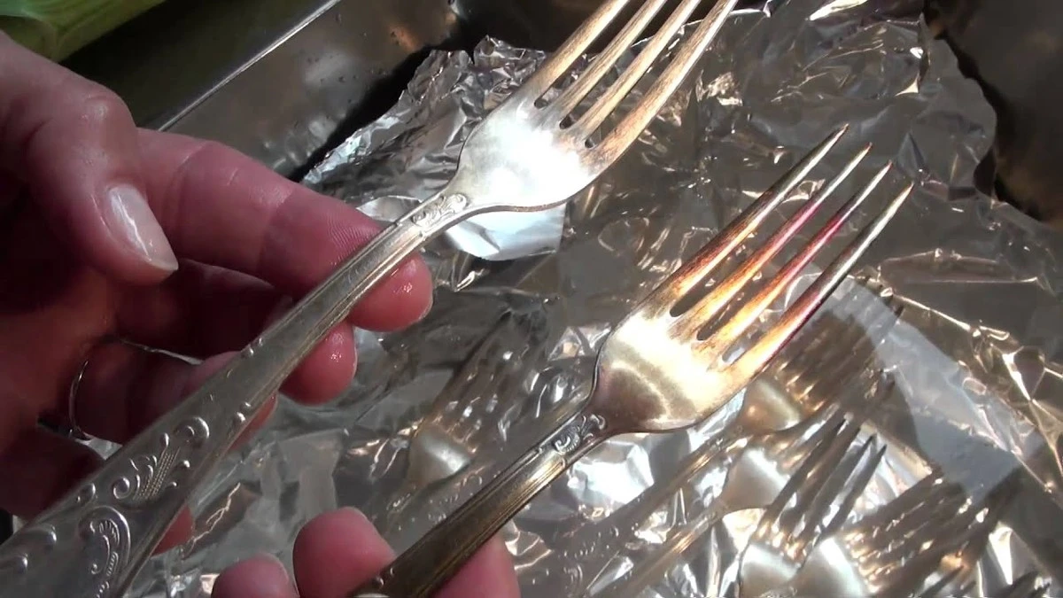 Warum erfahrene Hausfrauen Löffel in dieser Lösung einlegen: Das verblüffende Ergebnis - image 1