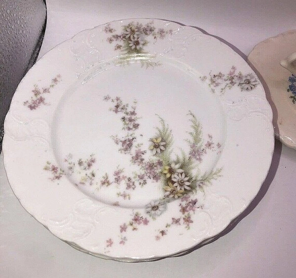 Warum frühlingshafte Bridgerton-Teller von Tchibo selbst eingefleischte Fans begeistern - image 1