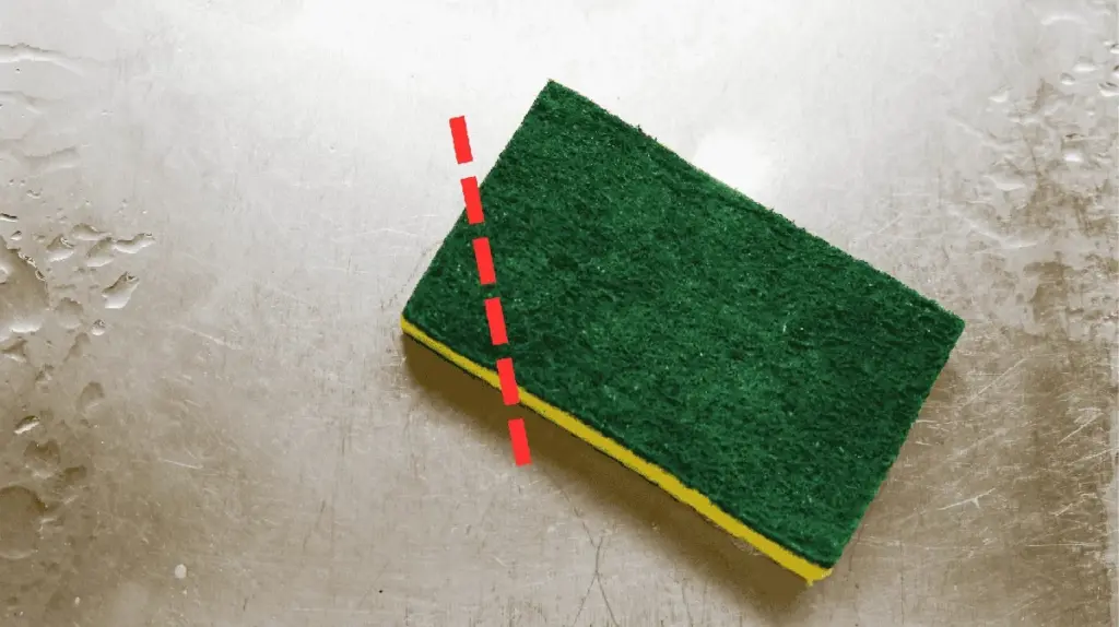 Warum ich immer die Ecke meines Küchenschwamms abschneide: Ein genialer Trick für Ordnung