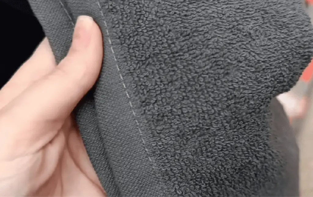 Warum Ihre flauschigen Handtücher plötzlich kratzig sind und eine Flasche Hausmittel das Geheimnis ist