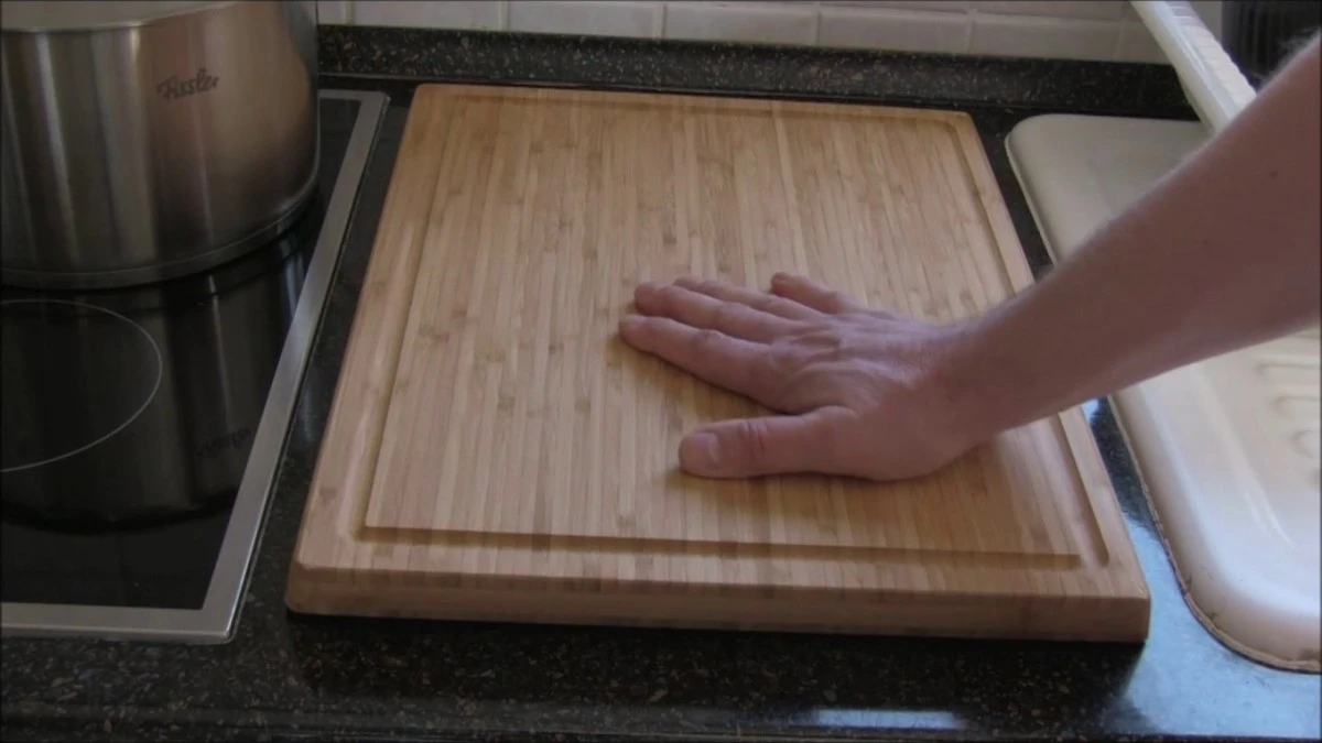 Warum Ihre Schneidebrettchen beim Fleischschneiden nicht mehr wegrutschen: Ich habe etwas daruntergelegt – und sie liegen wie angegossen - image 1