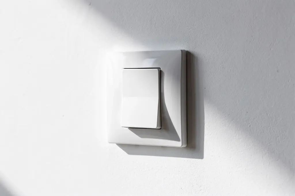 Warum Ihr Lichtschalter brummt und wie Sie das Problem selbst beheben