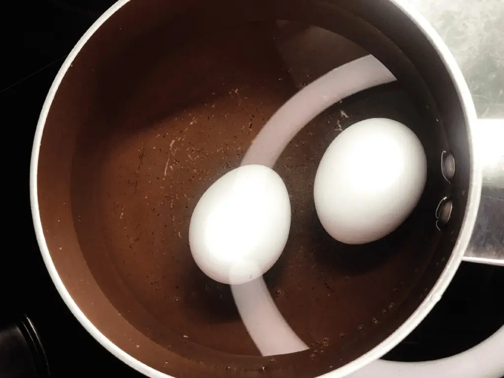 Warum Sie Eier nach dem Kochen nicht mit Eiswasser abschrecken sollten: Ein versteckter Grund