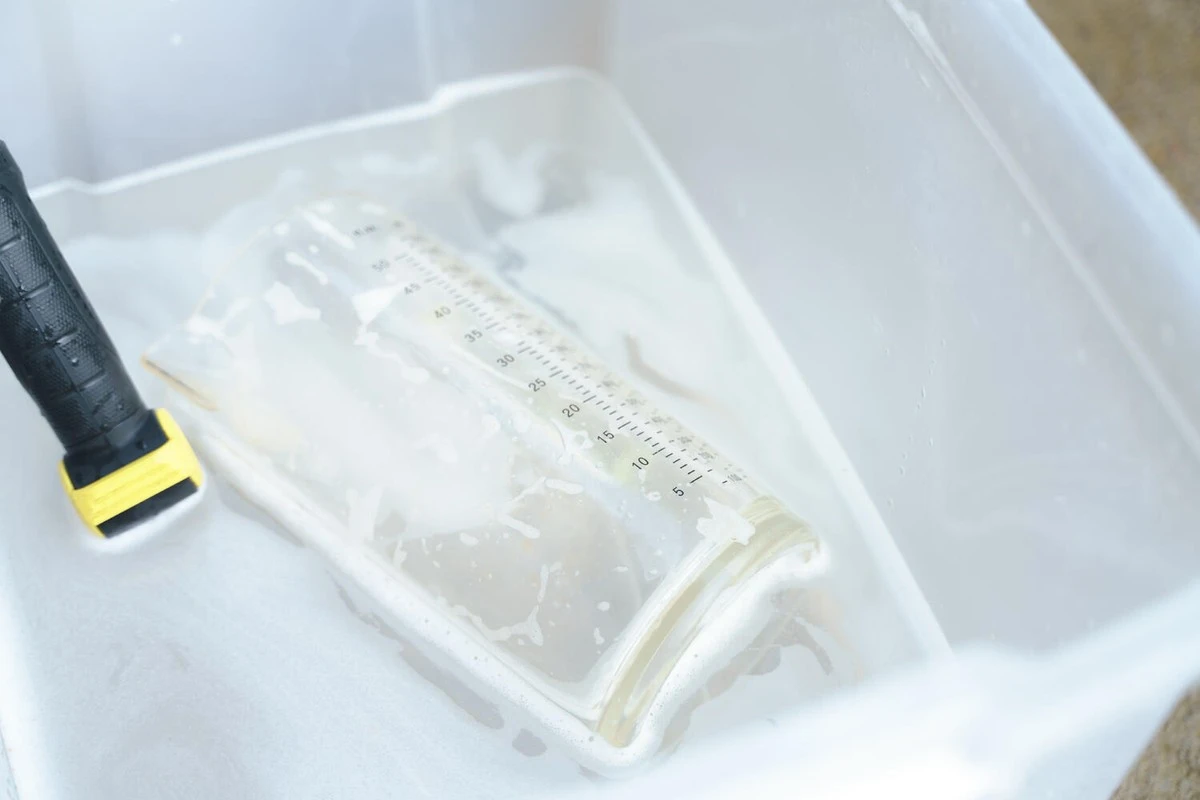 Warum Tomatensaucen-Flecken Ihre Plastikbehälter nicht für immer ruinieren müssen: Diese vergessene Methode wirkt Wunder - image 1