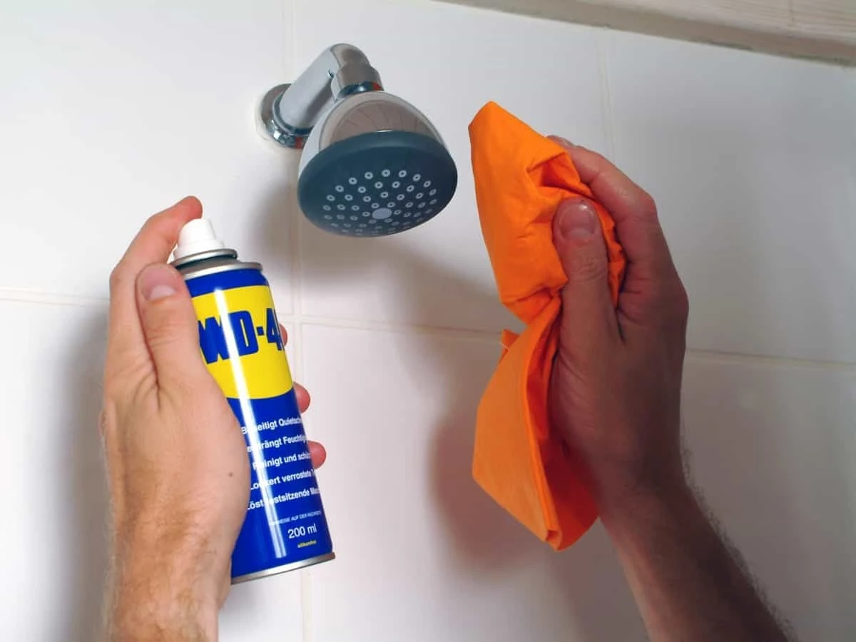 Weg mit dem Kalk: So macht warmes Essigwasser Ihre Armaturen wieder blitzblank - image 1