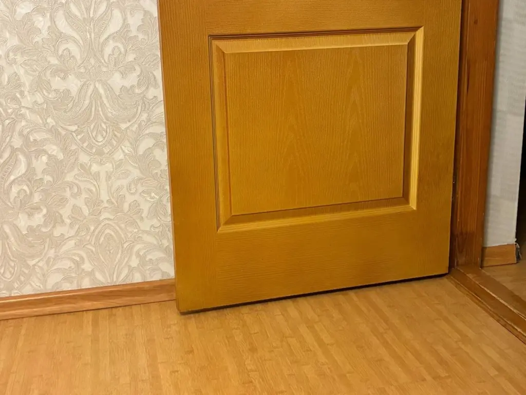 Zieh dich warm an: Dieses eine Ding unter der Tür hält deine Wohnung muckelig warm – selbst bei -20°C!