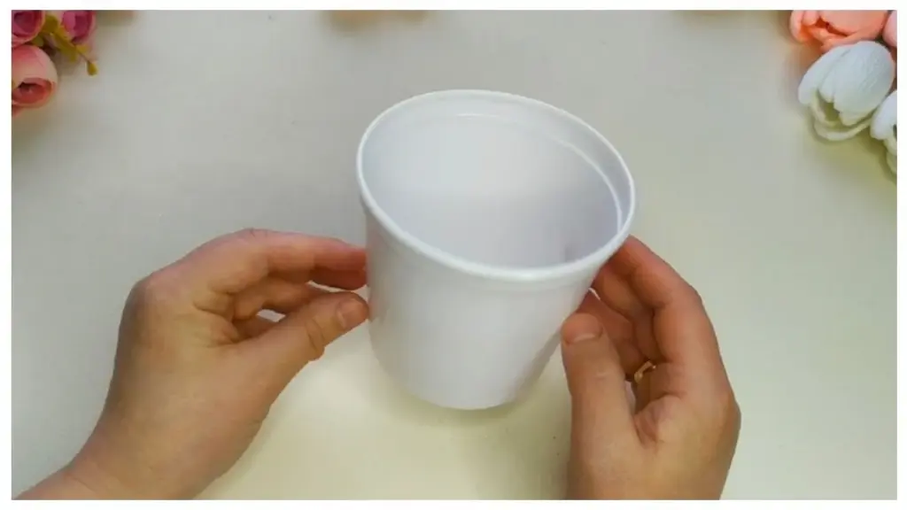 Zwei Joghurtbecher werden zu einer stilvollen Blumenvase: So einfach geht's