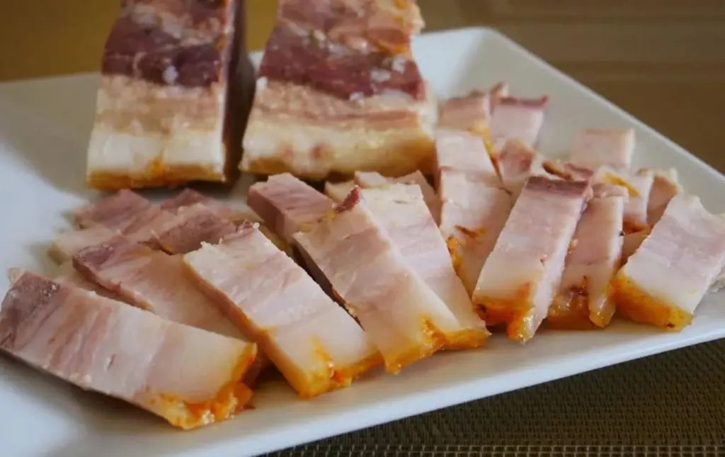 2 geheime Tricks vom Metzger: So erkennen Sie altes Speck auf dem Markt