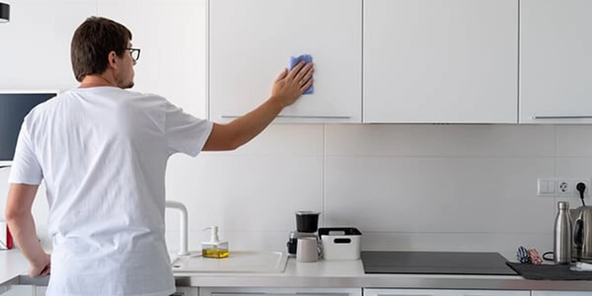 2 Hausmittel aus der Apotheke: So entfernen Sie hartnäckigen Kochdunst ohne Scheuern - image 2