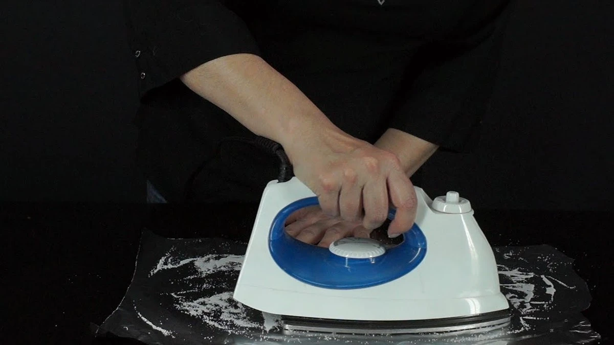 Alufolie ist das Geheimnis einer makellosen Bügelfläche – ein 30-Sekunden-Trick vom Profi - image 2