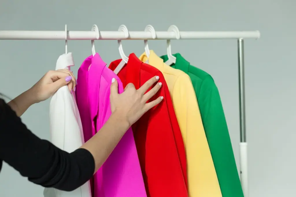 Cleverer Kleiderbügel-Trick: So mistest du deinen Schrank in unter 5 Minuten aus