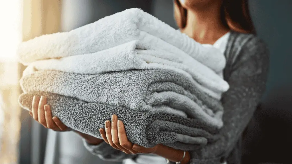 Das Geheimnis für strahlend weiße Handtücher: Ein unerwarteter Küchenhelfer kehrt den Grauschleier um