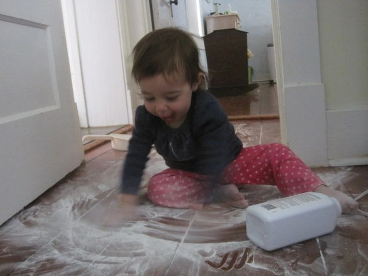 Das vergessene Puder aus dem Badezimmer lässt jeden Holzboden in Sekunden lautlos werden - image 1