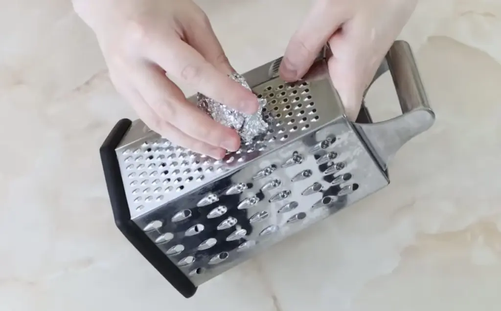 Der einfache Trick: Warum clevere Hausfrauen eine Alufolie auf ihre alte Reibe legen