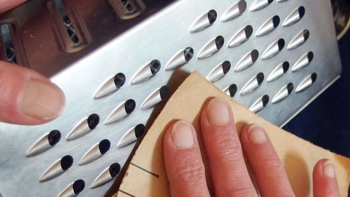 Der einfache Trick: Warum clevere Hausfrauen eine Alufolie auf ihre alte Reibe legen - image 1