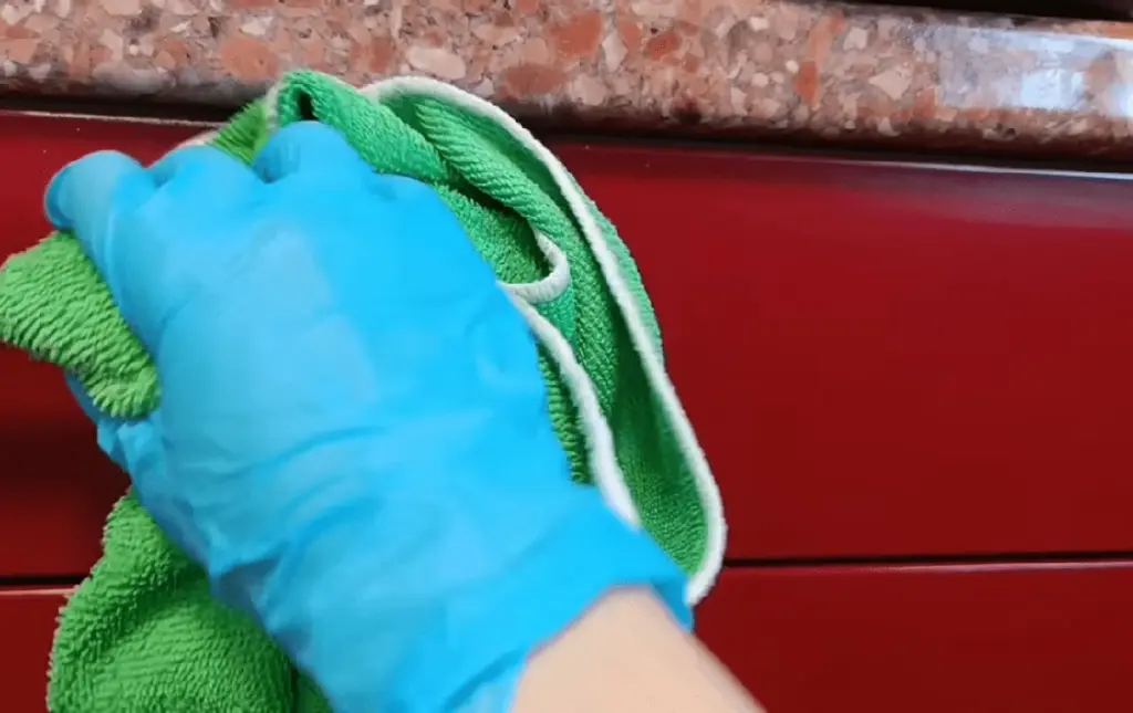 Der Geheimtipp für blitze saubere Küchenfronten: Mit nur 4 Zutaten verschwinden hartnäckige Flecken