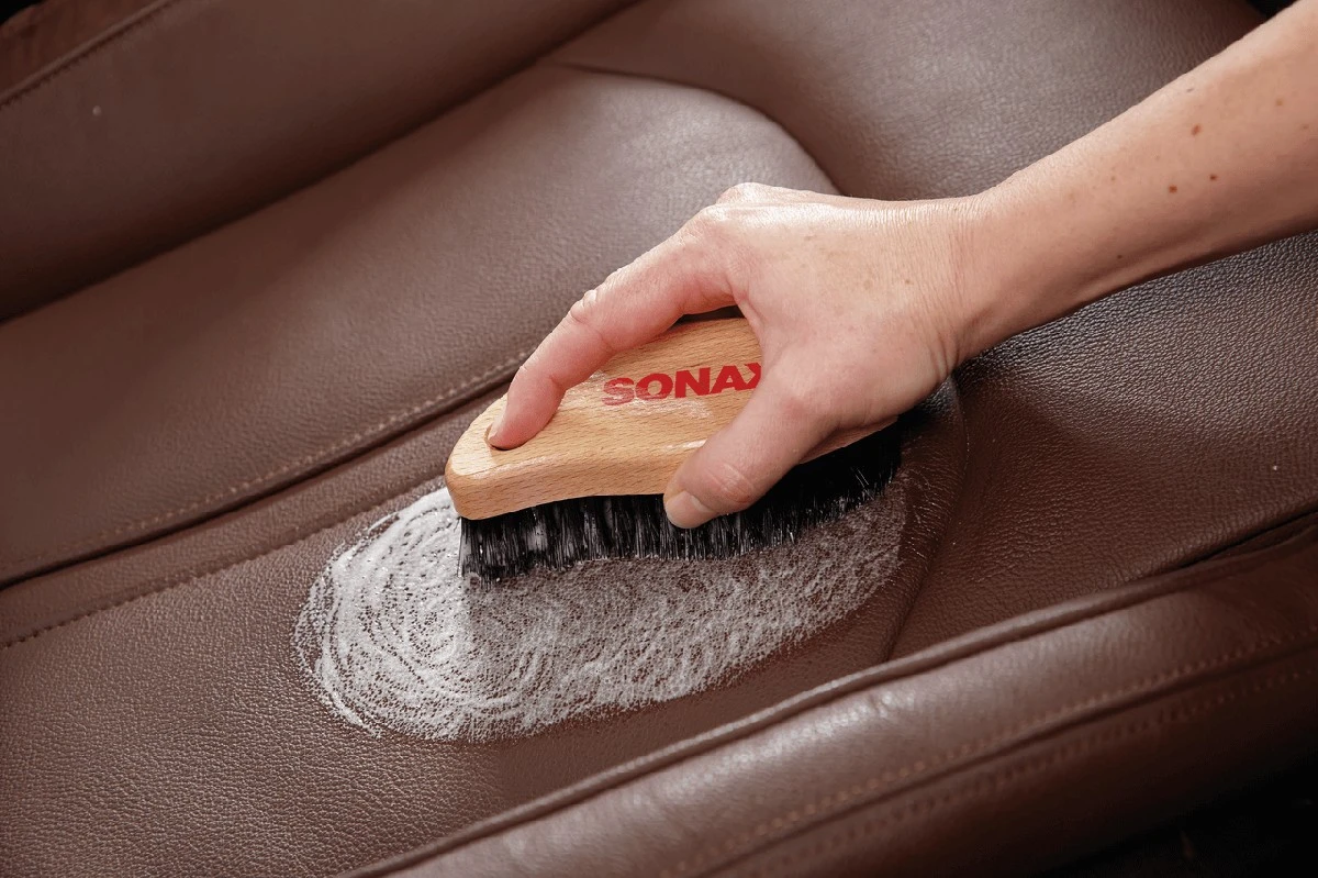 Die 1-Euro-Küchenpuder gegen Fettflecken: So retten Sie Leder und Seide über Nacht - image 2