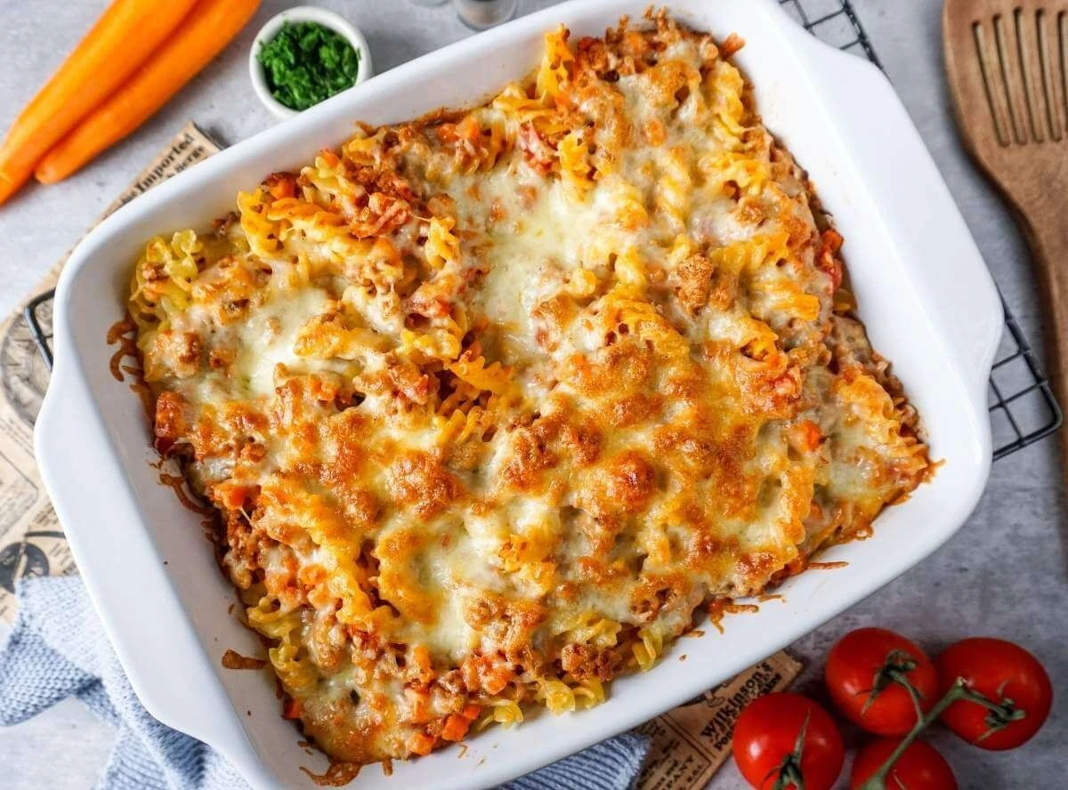 Die besten „Saunudeln“: So gelingt der sauleckere Hackfleisch-Nudel-Auflauf in 30 Minuten - image 1