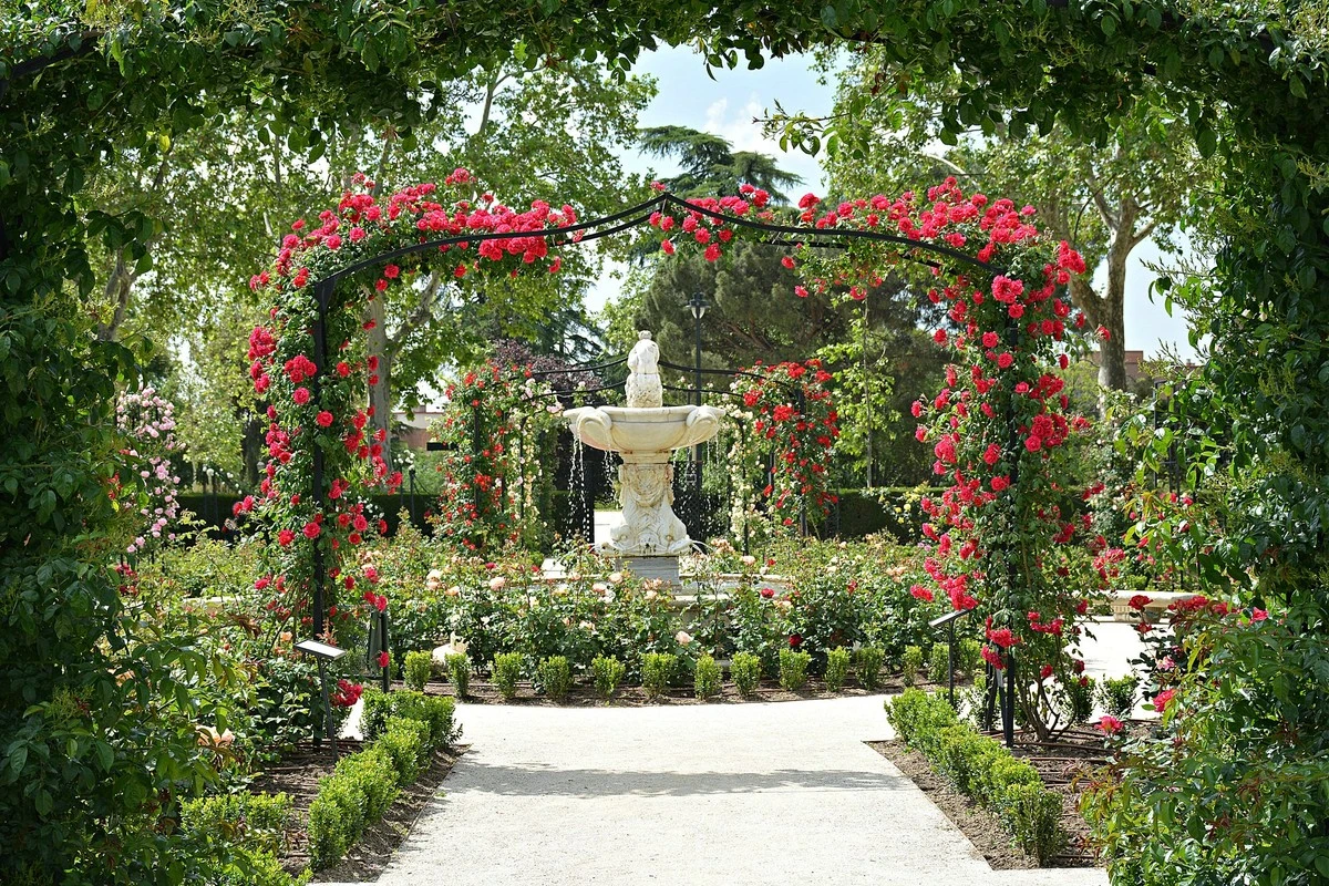 Dieser einfache Trick verwandelt leere Flaschen in bezaubernde Gartendekoration für Ihren Zaun - image 1