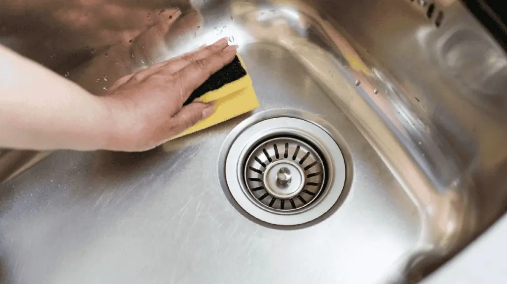 Dieser Trick mit Öl bringt Ihr Spülbecken zum Glänzen (und Sie haben es sicher zu Hause)