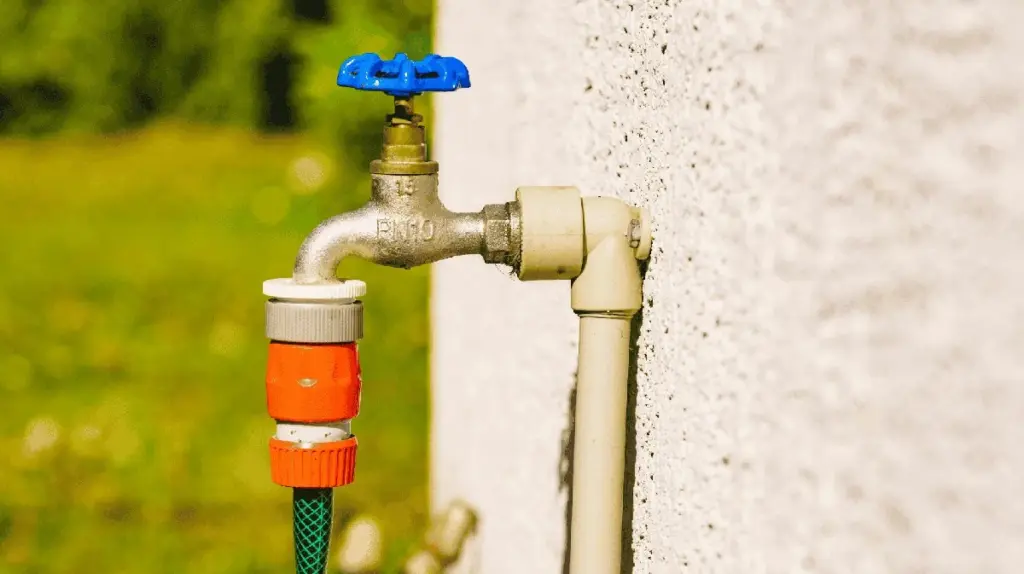 Dusch-Gadget im Garten: Das ist der geniale Trick gegen Dreck unter den Nägeln