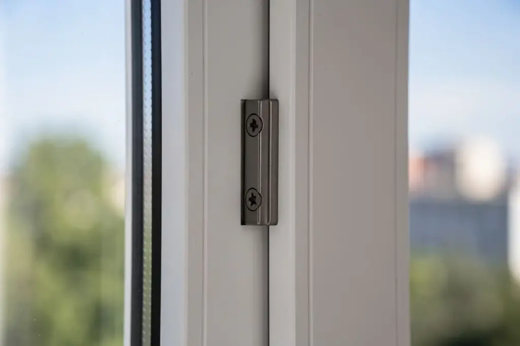 Fenster klemmen? Dieses kleine Detail behebt Zugluft und Blockaden in 3 Minuten (ohne Demontage)