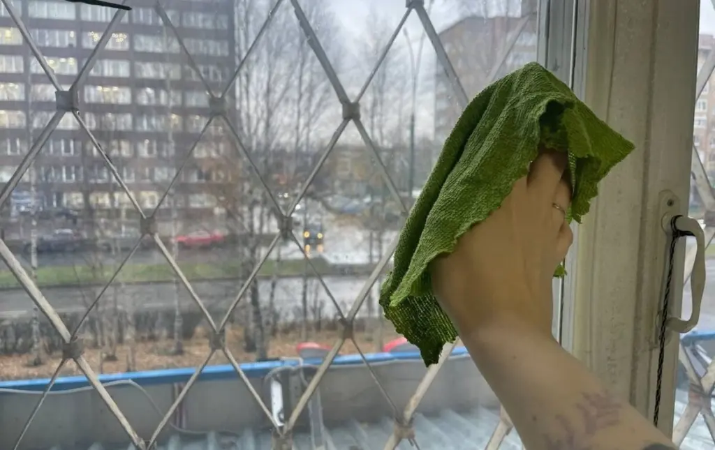 Fensterputzen leicht gemacht: 1 Löffel im Wasser und ein "besonderes" Tuch – die Anleitung | Gute Nachrichten