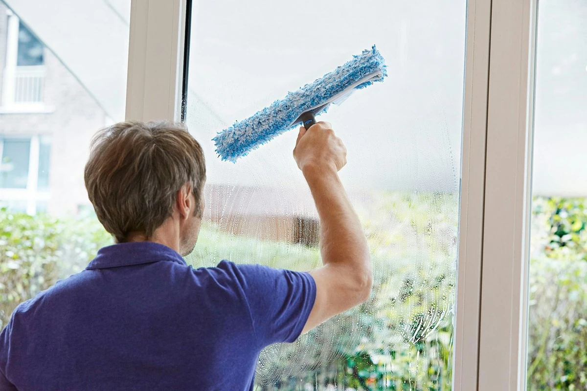 Fensterputzen leicht gemacht: 1 Löffel im Wasser und ein 