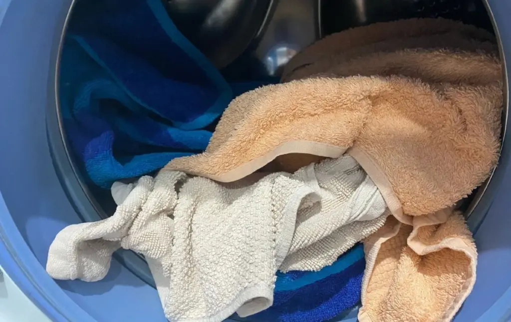 Gelbe Verfärbungen? Dieses Hausmittel macht Ihre Handtücher innerhalb von 5 Minuten wieder strahlend weiß