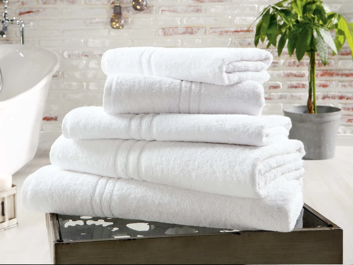 Gelbe Verfärbungen? Dieses Hausmittel macht Ihre Handtücher innerhalb von 5 Minuten wieder strahlend weiß - image 1