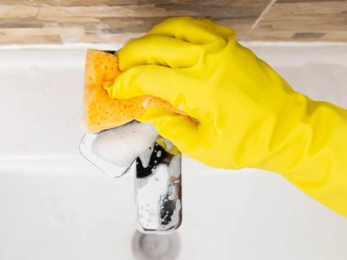 Glänzende Bad-Armaturen ohne ständiges Putzen: Dieser Wachs-Trick wirkt Wunder - image 2