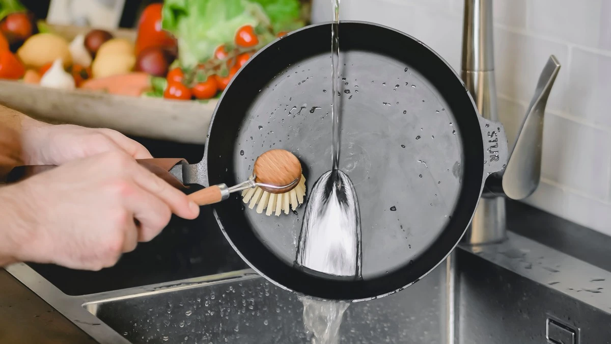 Gusseiserne Pfannen: Der Trick, der eingebrannten Schmutz wie Schuppen abfallen lässt - image 1