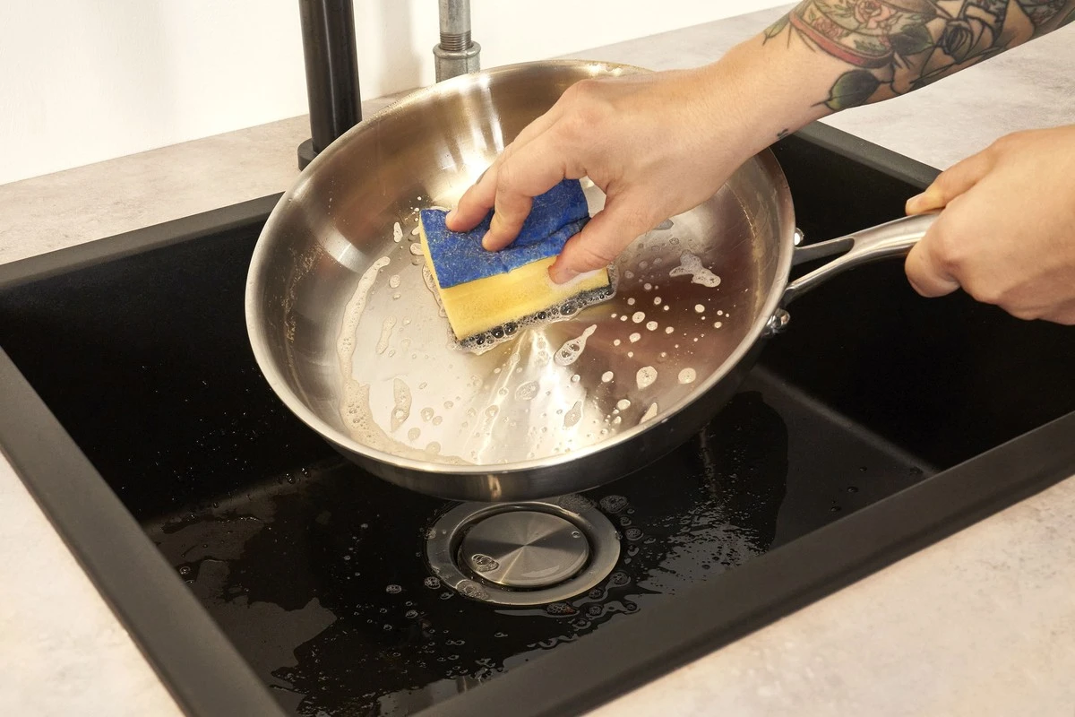 Hartnäckige Bratfettflecken? Dieser altbewährte Hausmittel-Trick löst sie in einer Stunde! - image 1