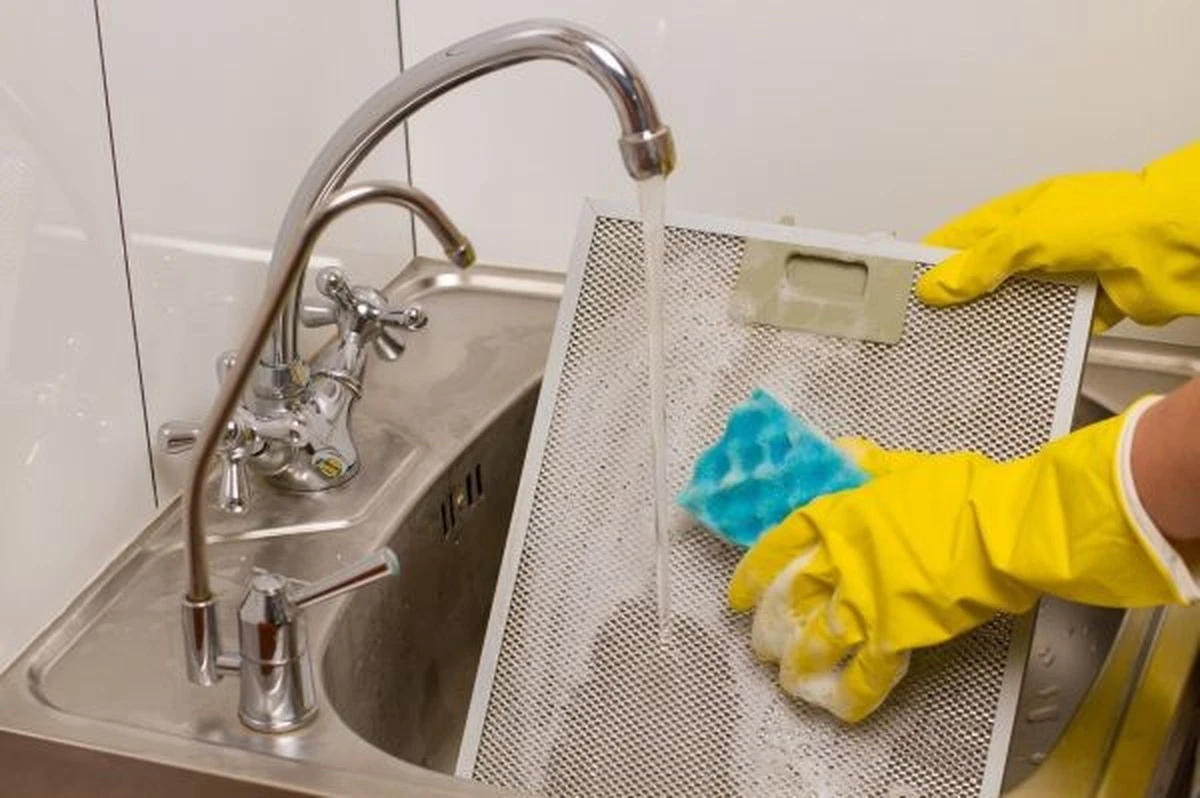 Ich kaufe keine „Chemie“ mehr: So reinige ich in der Küche Dunstabzugshaube und Herd streifenfrei – ein Geheimnis meiner Großmutter - image 2