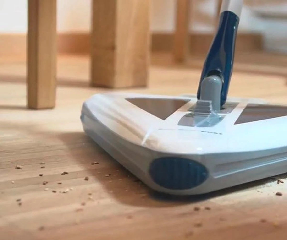 Kein Staubsauger: Dieser Tchibo Akkubesen erreicht jede Ecke - image 2