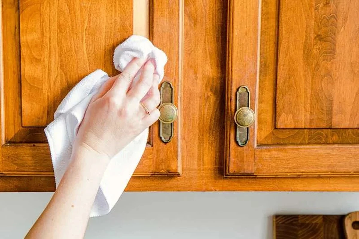 Küchenrollen-Trick: Warum ich Küchenrollenpapier auf meine Schränke lege - image 2