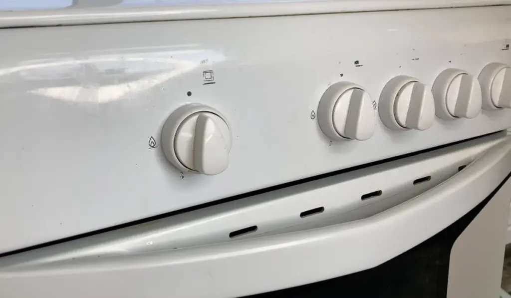 Reinigen Sie Ihre Herdknöpfe in 3 Minuten – Ganz ohne Ausbau: Dieser Trick löst Fett sofort