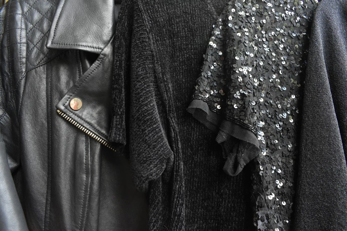 Vergessenes Taschentuch im schwarzen Hemd: Diese einfache Methode rettet den Tag – ohne Nachwaschen! - image 1