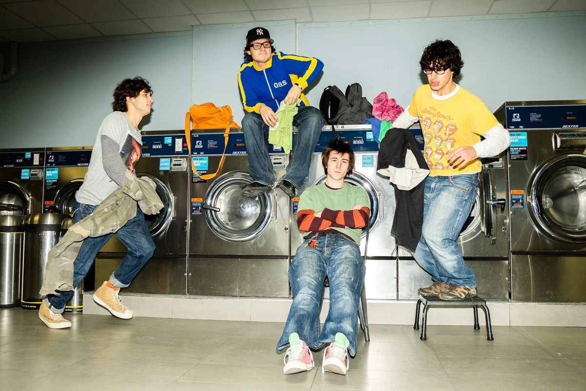 Vergessenes Taschentuch im schwarzen Hemd: Diese einfache Methode rettet den Tag – ohne Nachwaschen! - image 2