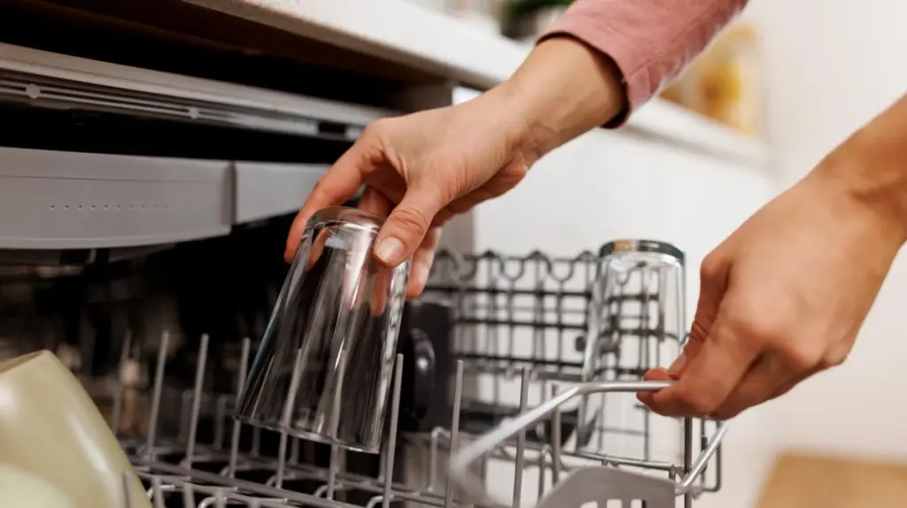 Warum ein Glas Essig Ihre Spülmaschine fast von selbst reinigt