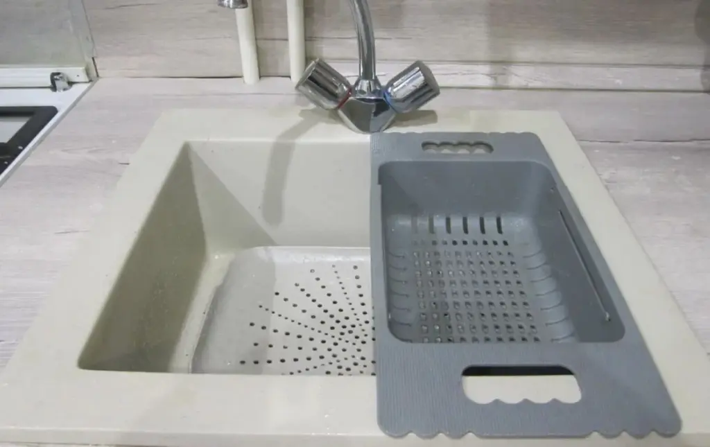 Warum ich heißes Wasser und ein einfaches Pulver in mein Waschbecken gieße (und Sie sollten es auch!)