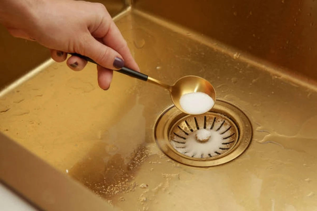 Warum ich heißes Wasser und ein einfaches Pulver in mein Waschbecken gieße (und Sie sollten es auch!) - image 2