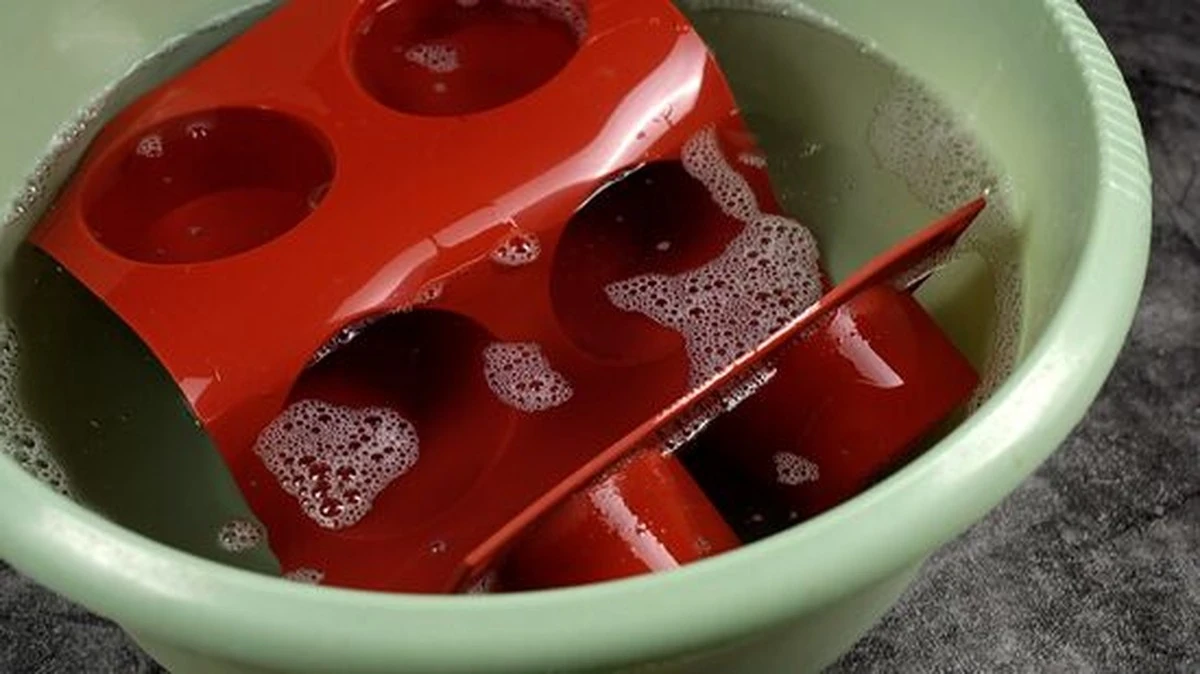 Warum Ihre Silikonbackform nach diesem einfachen Trick wie neu glänzt - image 1