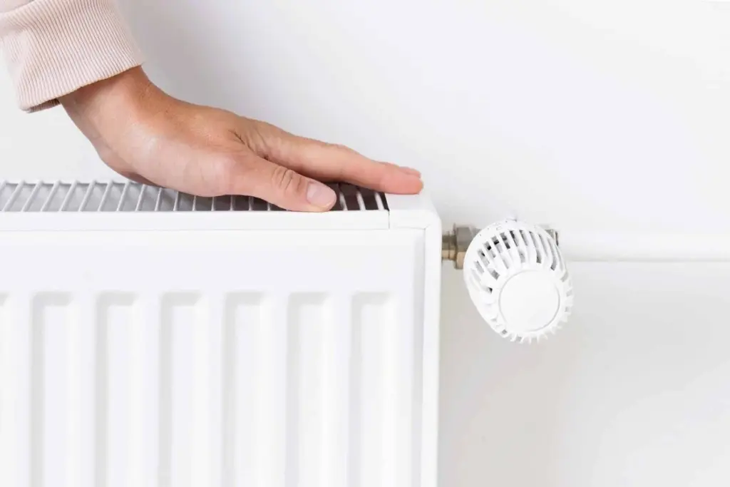 Warum Ihr Heizkörper oben kalt bleibt: Einfache Methode, Luft abzulassen & Druck wiederherzustellen