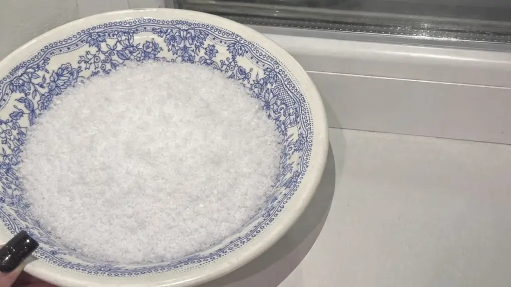 Warum Salz auf dem Fensterbrett nicht nur Aberglaube ist: Ein unschätzbarer Tipp für jede Hausfrau