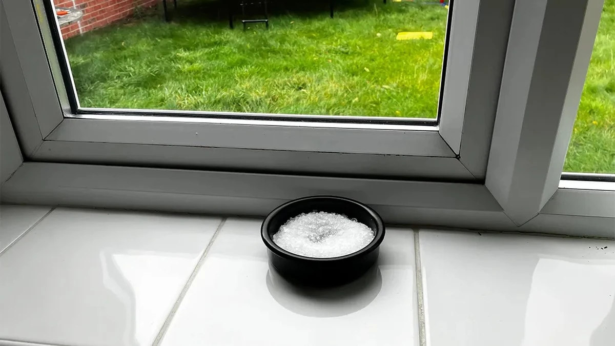 Warum Salz auf dem Fensterbrett nicht nur Aberglaube ist: Ein unschätzbarer Tipp für jede Hausfrau - image 1