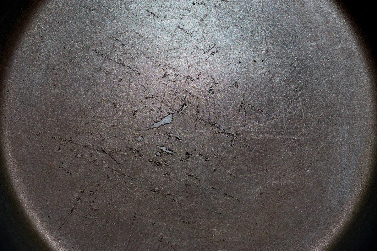 Warum Sie Ihre angekratzte Teflonpfanne sofort wegwerfen sollten (auch wenn sie neu ist) - image 1